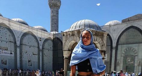 Κατερίνα Δαλάκα: Απαντά πρώτη φορά για τη μαντίλα που φόρεσε στην Τουρκία