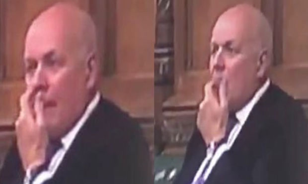 Βρετανία: Βουλευτής του Μπόρις Τζόνσον έτρωγε τις μύξες του στη Βουλή