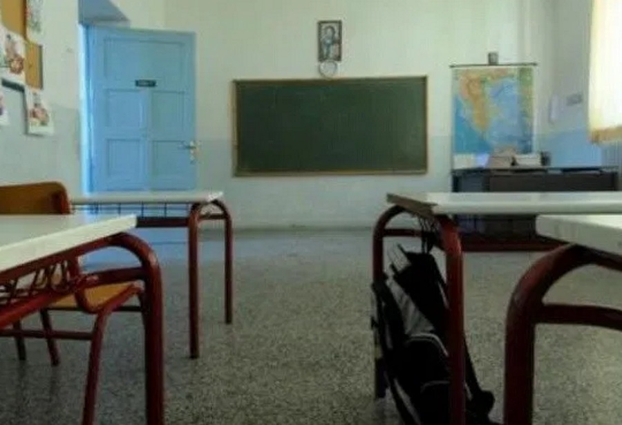 Αγρίνιο: Έβαλαν φωτιά και βεβήλωσαν την ελληνική σημαία σε σχολείο!
