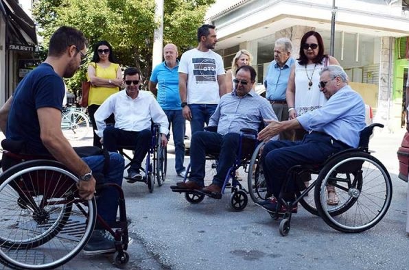 Ο Δήμαρχος Καρδίτσας σε αμαξίδιο για να βιώσει τα προβλήματα των αναπήρων στους δρόμους