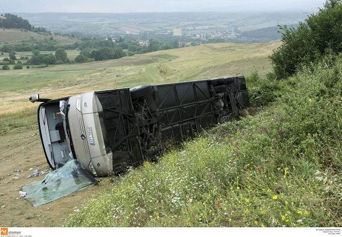 Αλίαρτος: Λεωφορείο που μετέφερε μέλη ΚΑΠΗ έπεσε σε χαντάκι