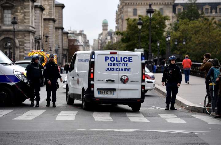 Δεν παραιτείται ο Γάλλος υπουργός Εσωτερικών για την σφαγή στο Παρίσι