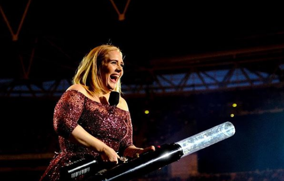 Οι νέες εικόνες της Adele έχουν προκαλέσει ανησυχία στους θαυμαστές της (vid)
