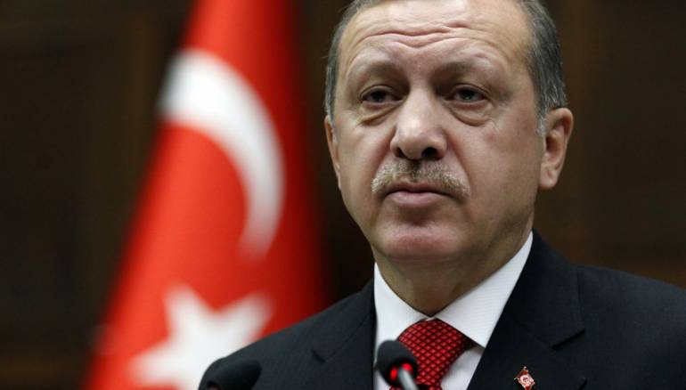 Οργισμένος Ερντογάν σε ΝΑΤΟ: «Θα σταθείτε στο πλευρό του συμμάχου σας ή θα σταθείτε δίπλα στους τρομοκράτες;»