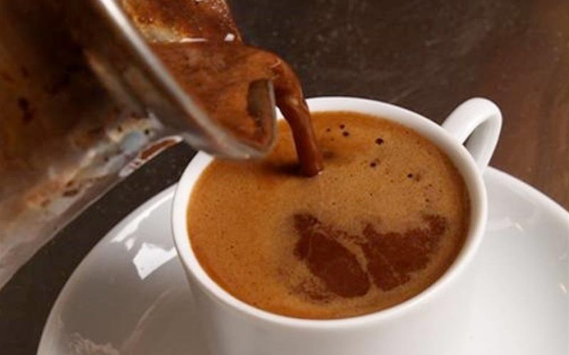 Γλυφάδα: Ελληνικός καφές από «χρυσάφι» σε γνωστή καφετέρια – Δείτε την τιμή ΣΟΚ!