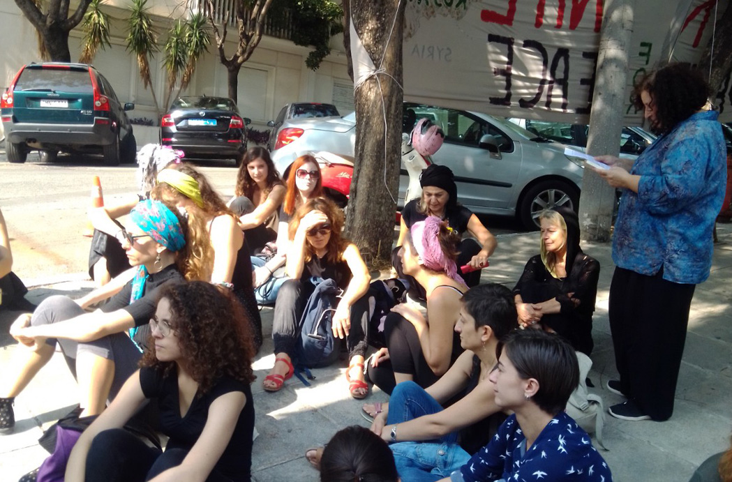 Καθιστική διαμαρτυρία γυναικών έξω από την πρεσβεία της Τουρκίας για τον πόλεμο στη Συρία