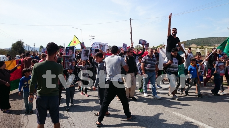 Ριτσώνα: Κούρδοι πρόσφυγες κλαίνε και διαμαρτύρονται για την τουρκική εισβολή (pics)