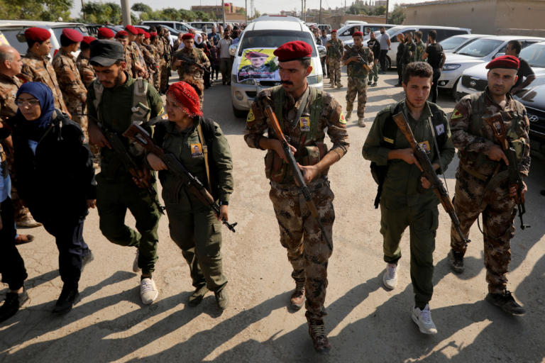 Συρία: Τεράστιο αλαλούμ – Καλούν τους Κούρδους να ενταχθούν στον στρατό του Άσαντ