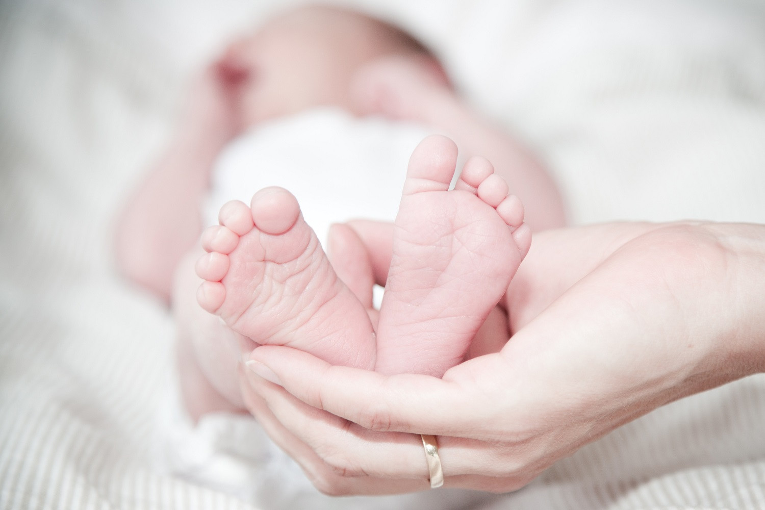 Άδεια μητρότητας: Αυξάνεται στους 9 μήνες – Επέκταση της παροχής στην υιοθεσία