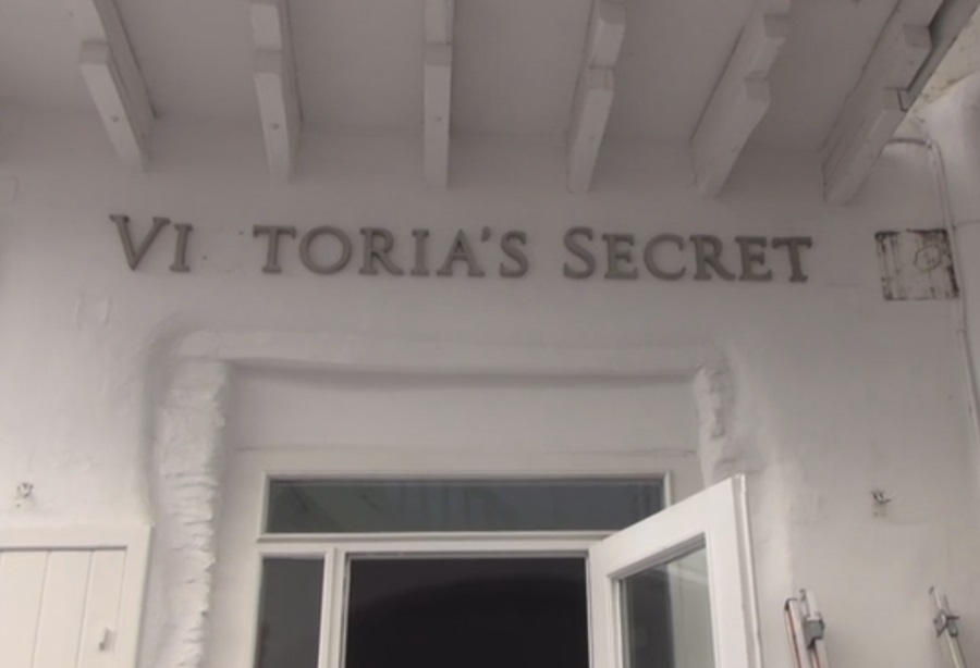 Μύκονος: «Βόμβα» με «λουκέτο» της Victoria’s Secret!