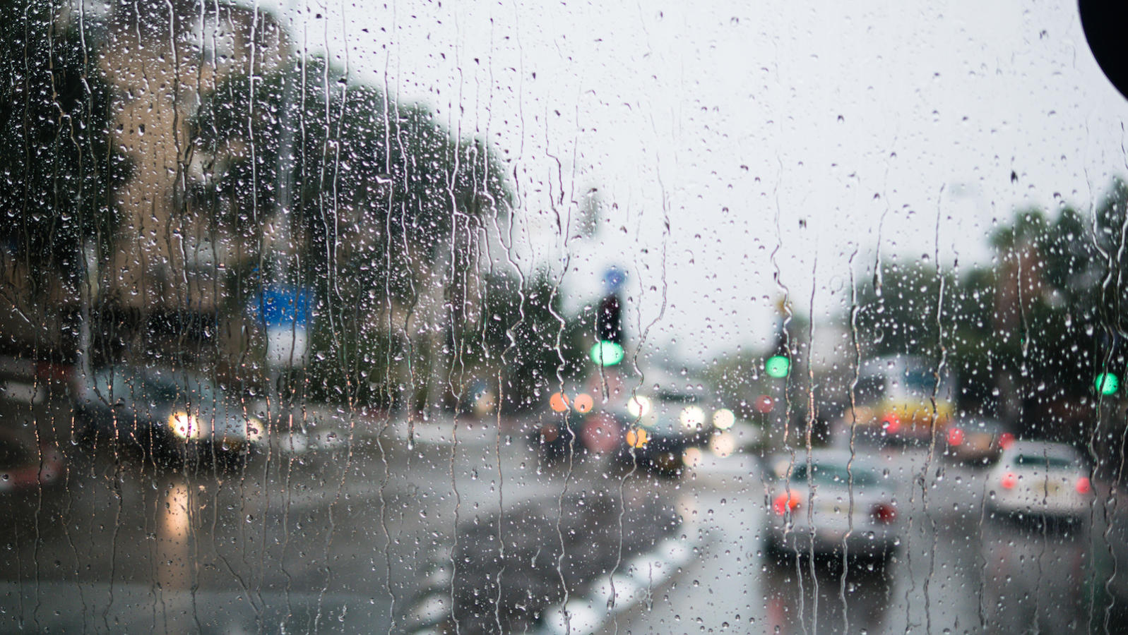 Καιρός: Σφοδρή βροχόπτωση στην Αττική – Σε ποιους δρόμους υπάρχουν προβλήματα