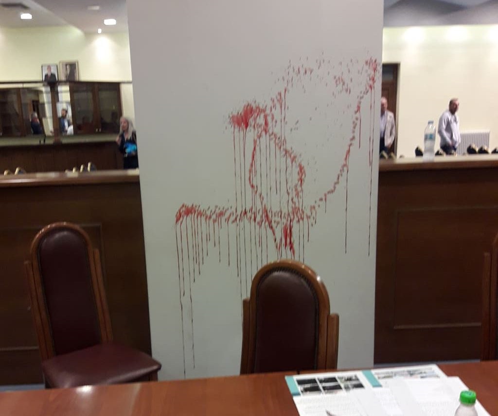 Σοκ στον Αστακό: Πρώην Δήμαρχος «ράντισε» με αίμα το Δημοτικό Συμβούλιο