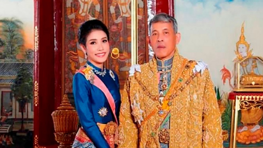 Ο Βασιλιάς της Ταϊλάνδης αφαίρεσε τους τίτλους και τα αξιώματα από τη βασιλική σύντροφό του