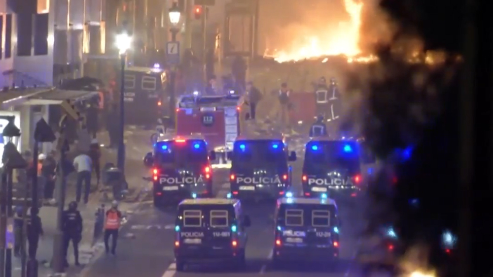 Βαρκελώνη: Πεδίο «μάχης» οι δρόμοι με οδοφράγματα και δακρυγόνα