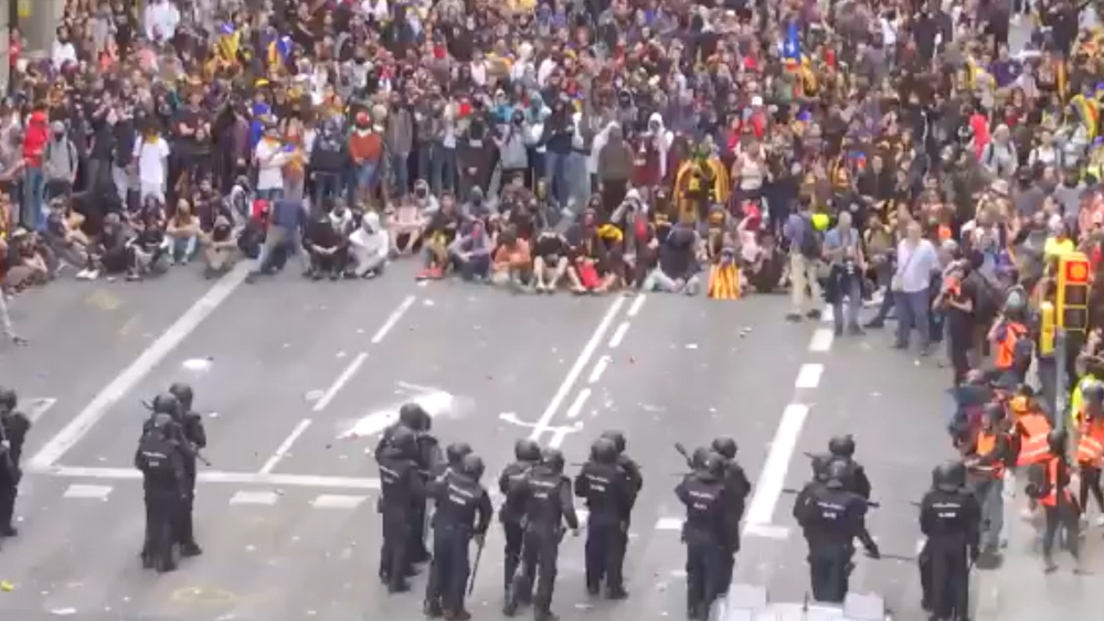 Χάος στη Βαρκελώνη – Συγκρούσεις διαδηλωτών με την αστυνομία (vids)