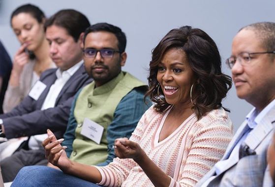 Η σπάνια εμφάνιση της Michelle Obama με τα φυσικά μαλλιά της (pic)