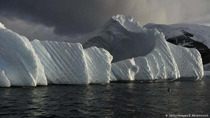 Ανταρκτική: Ένα τεράστιο παγόβουνο ίσο με το Παρίσι «κόπηκε»