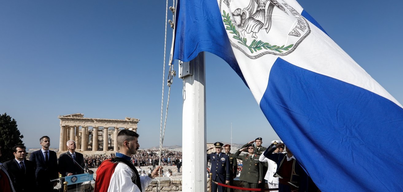 Η ελληνική σημαία στην Ακρόπολη για τα 75 χρόνια της ελεύθερης Αθήνας