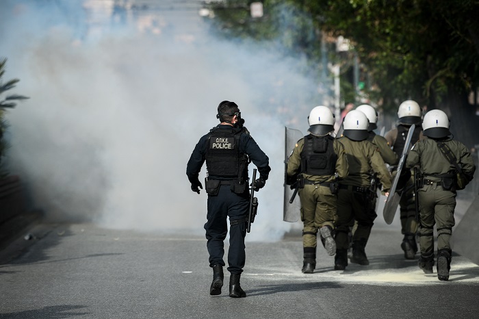 Επεισόδια στο κέντρο της Αθήνας: Επίθεση κατά διμοιρίας των ΜΑΤ με μολότοφ