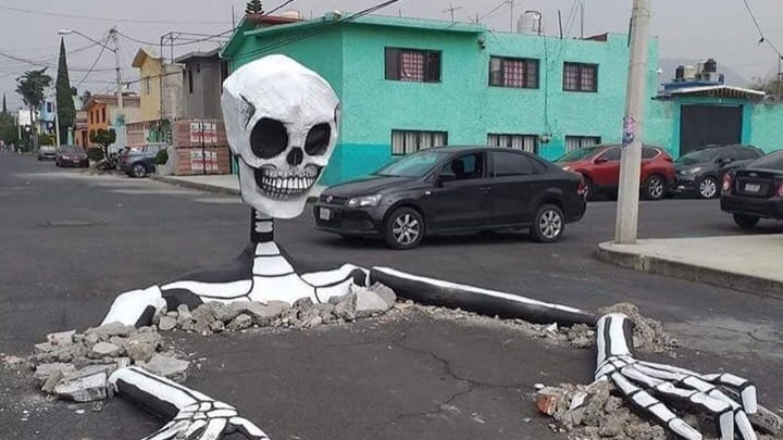 Ημέρα των Νεκρών στο Μεξικό: Ένας πελώριος σκελετός αναδύεται από την άσφαλτο