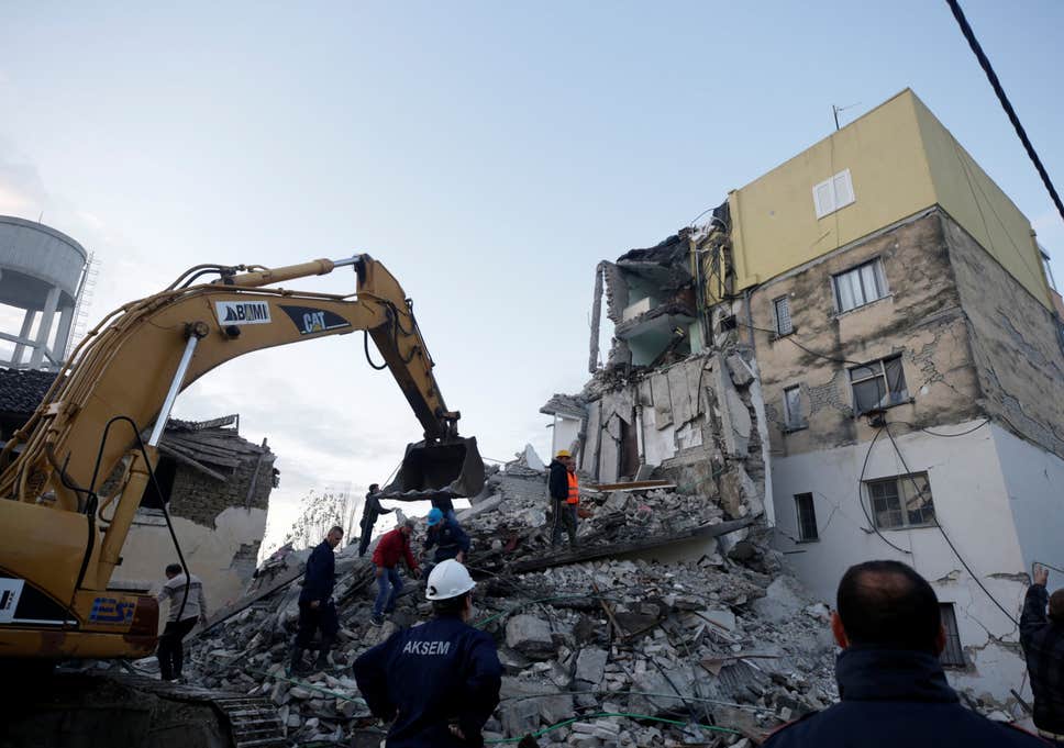 Ισχυρότατος σεισμός στην Αλβανία 6,4 Ρίχτερ: Στο Δυρράχιο πολυκατοικίες έχουν καταρρεύσει – Τρεις έως τώρα οι νεκροί 150 τραυματίες(pics&vids)