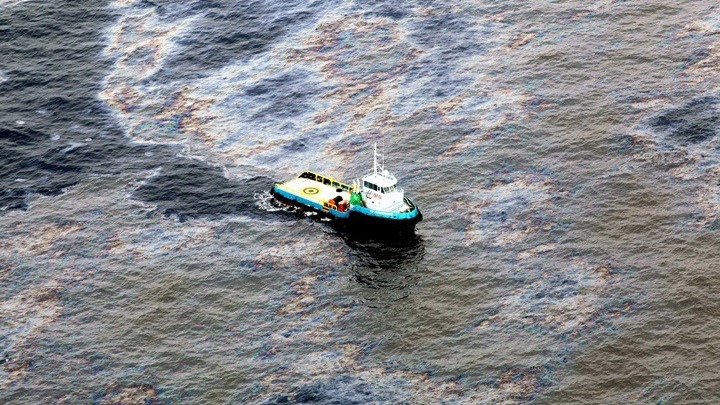 Δεξαμενόπλοιο υπό ελληνική σημαία, ο «κύριος ύποπτος» για πετρελαιοκηλίδα στη Βραζιλία