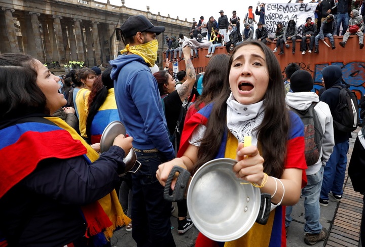 Κολομβία: Διαδήλωση με κατσαρόλες στο σπίτι του προέδρου