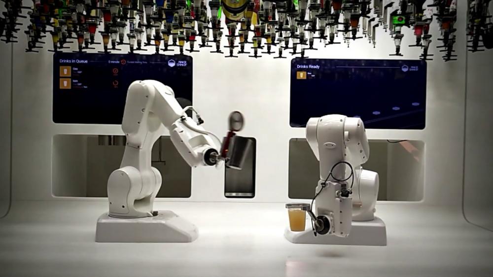 Μπαρ με… ρομπότ σερβίρουν κοκτέιλ σε ταράτσες πολυτελών ξενοδοχείων! video