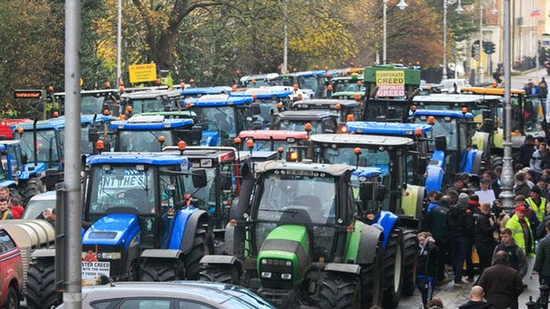 Ιρλανδία: Αγρότες απέκλεισαν με τρακτέρ το κέντρο του Δουβλίνου