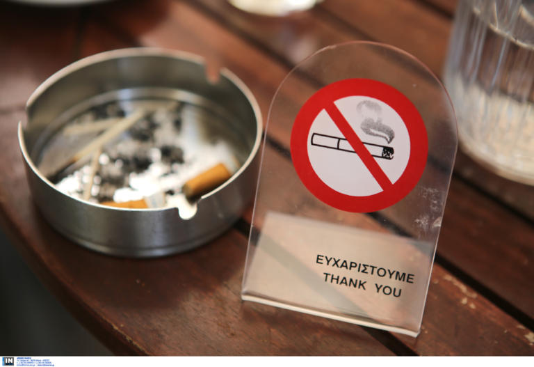 Αντικαπνιστικός Νόμος: Έρχονται πρόστιμα για όσους καπνίζουν μέσα στα μαγαζιά