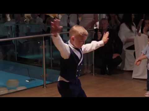 Χαμός με πιτσιρικά που χορεύει ζεϊμπέκικο στο γάμο της αδερφής του! (vid)