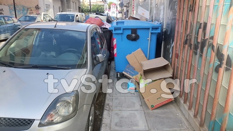Χαλκίδα: Έβαλε τους κάδους στο πεζοδρόμιο για να παρκάρει (pics)