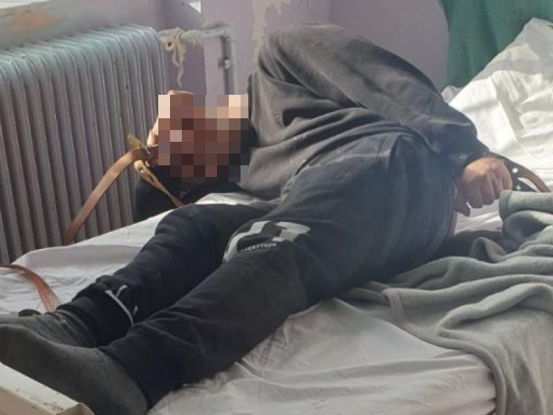 ΠΟΕΔΗΝ : Καταγγελία για 22χρονο με αυτισμό που ζει δεμένος με ιμάντες στο κρεβάτι