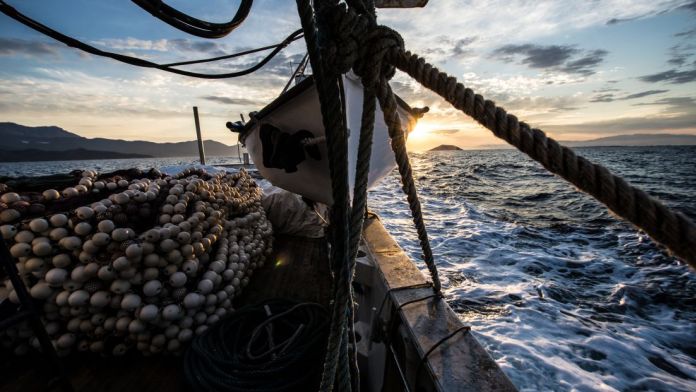 Τραγωδία στην Κρήτη: Κύμα χτύπησε και παρέσυρε ψαράδες – Ένας νεκρός