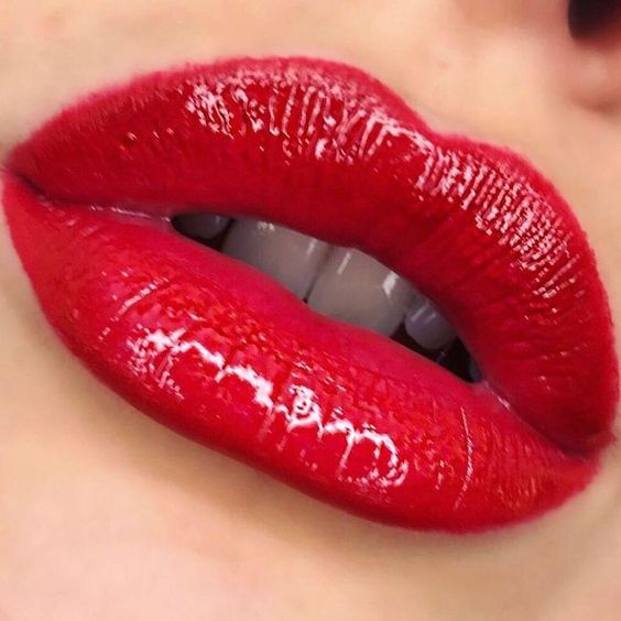 Κόκκινα χείλη πρόκληση για φιλί στο ρεβεγιόν