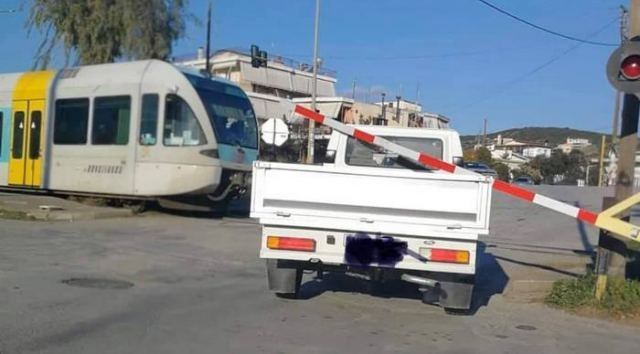 Λαμία: Μπάρα εγκλώβισε φορτηγάκι σε σιδηροδρομική διάβαση (pic)