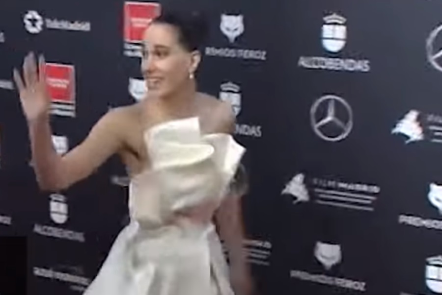 Ισπανίδα ηθοποιός πανηγύριζε για βραβείο και τα έδειξε όλα… φόρα παρτίδα! video