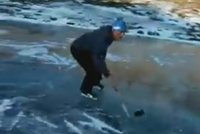 Γρεβενά: Απίθανο! Παίζουν… χόκεϊ στην παγωμένη λίμνη Βασιλίτσα! video
