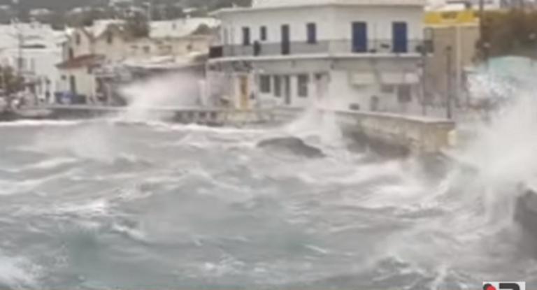 «Ηφαιστίων»: Κύματα «κατάπιαν» τις παραλίες σε Παροικιά και Νάουσα στην Πάρο