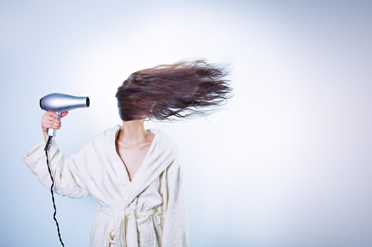 Το απόλυτο μυστικό για λαμπερά μαλλιά βρίσκεται στο… ψυγείο σου!