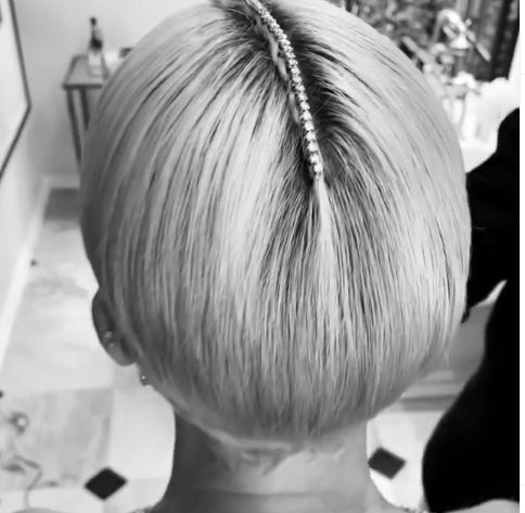 Charlize Theron: Φόρεσε διαμαντένια αλυσίδα στις ρίζες των μαλλιών της