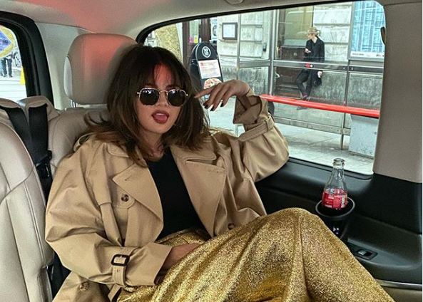 Selena Gomez: Φόρεσε χρυσό παντελόνι με τον πιο cool τρόπο