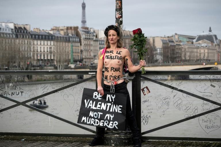 Femen: Αλυσοδέθηκαν σε ένδειξη διαμαρτυρίας με αφορμή τον Άγιο Βαλεντίνο