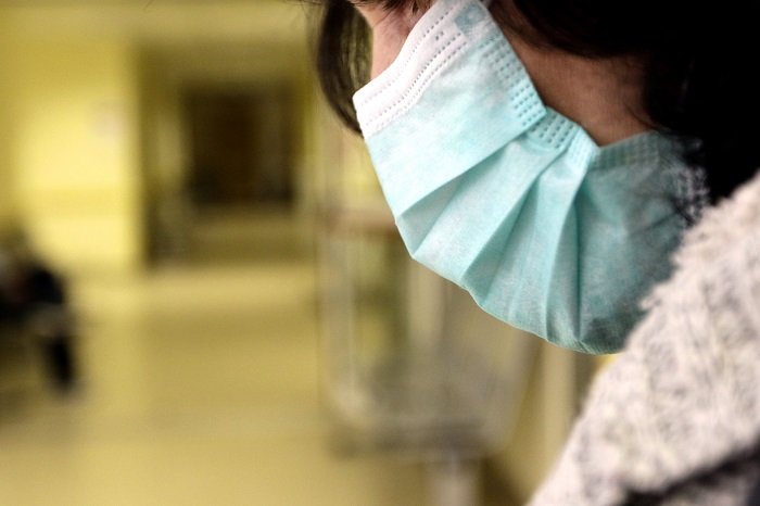 Επιτροπή Λοιμώξεων: Συστάσεις για χρήση μάσκας σε κλειστούς χώρους, νοσοκομεία και ΜΜΜ