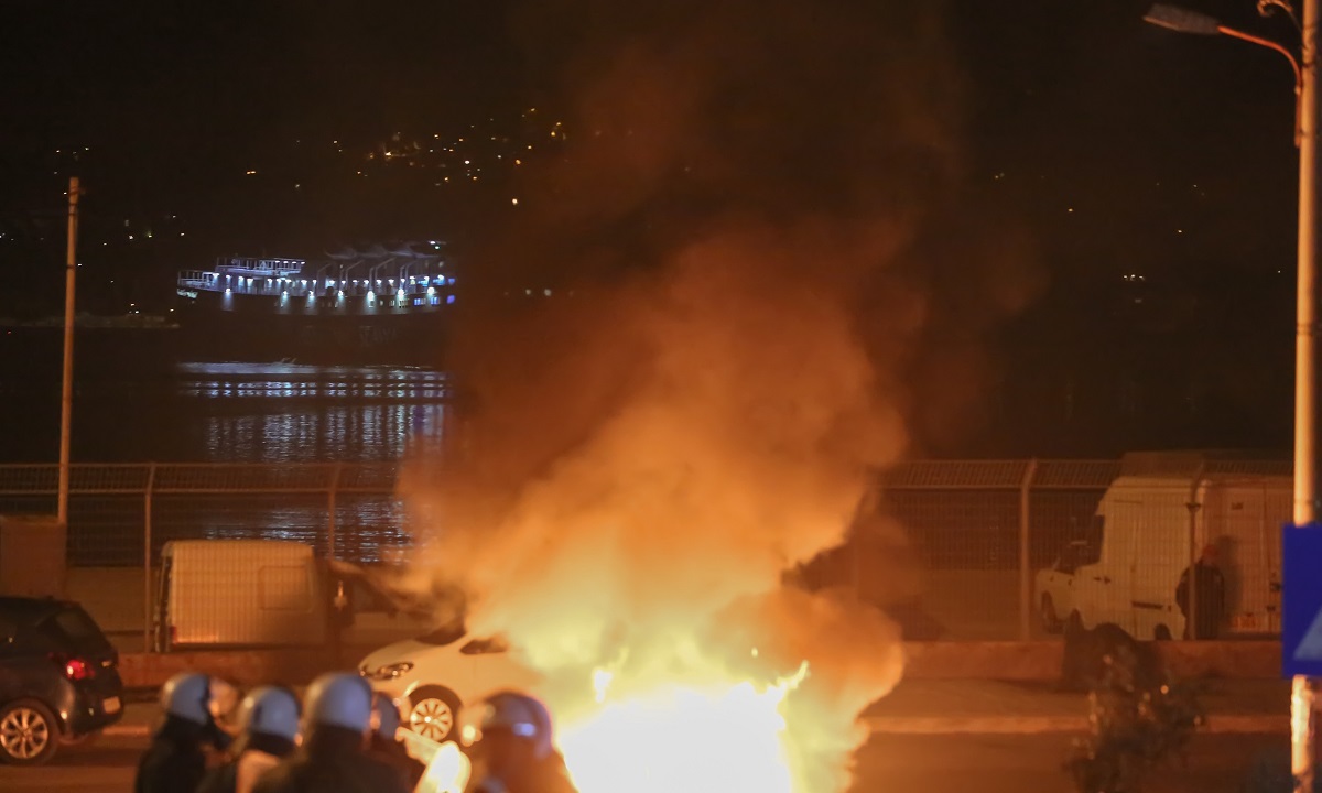 Λέσβος: Πολίτες με όπλα εναντίον αστυνομικών – Χάος αυτή την ώρα