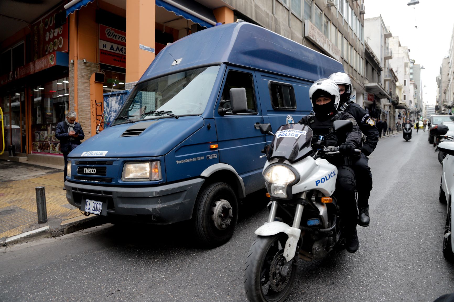 Αθήνα: Χαμός στο κέντρο! Αστυνομική επιχείρηση με συλλήψεις και προσαγωγές