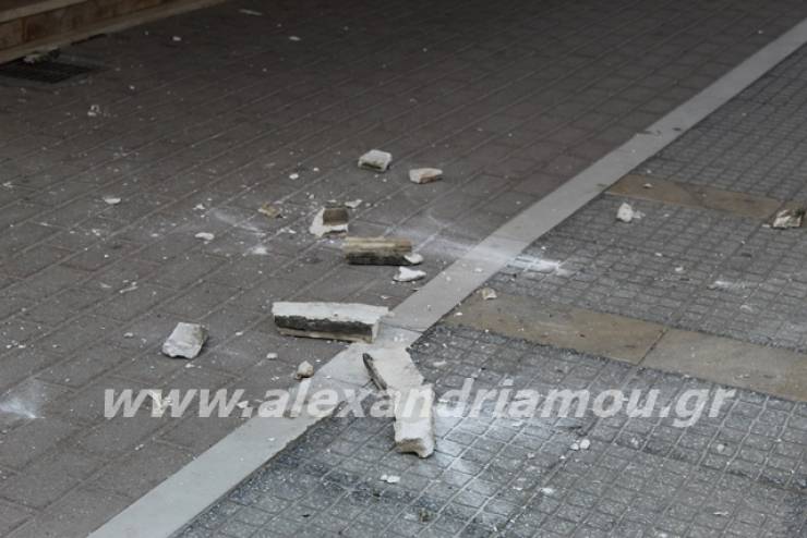 Αλεξάνδρεια: Σοβάδες έπεσαν και τραυμάτισαν γυναίκα (pics&vid)