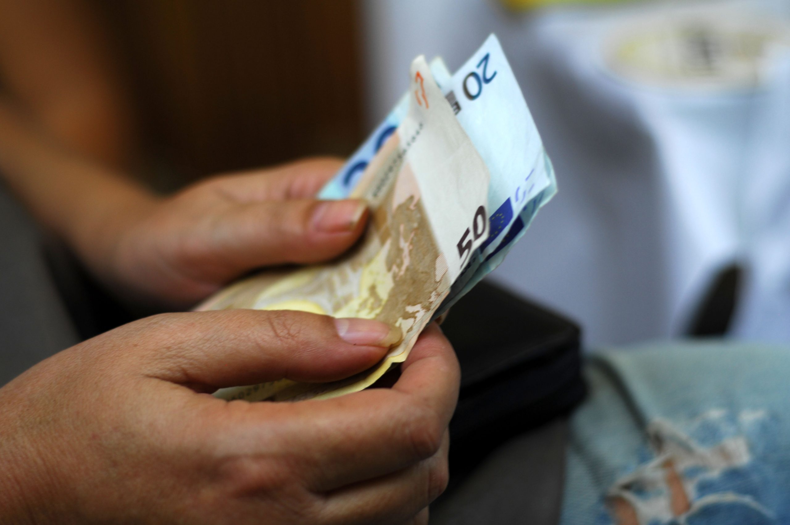 Κορονοϊός: Ανακοινώνονται τα μέτρα στήριξης με «φρένο» σε ΦΠΑ και εισφορές!