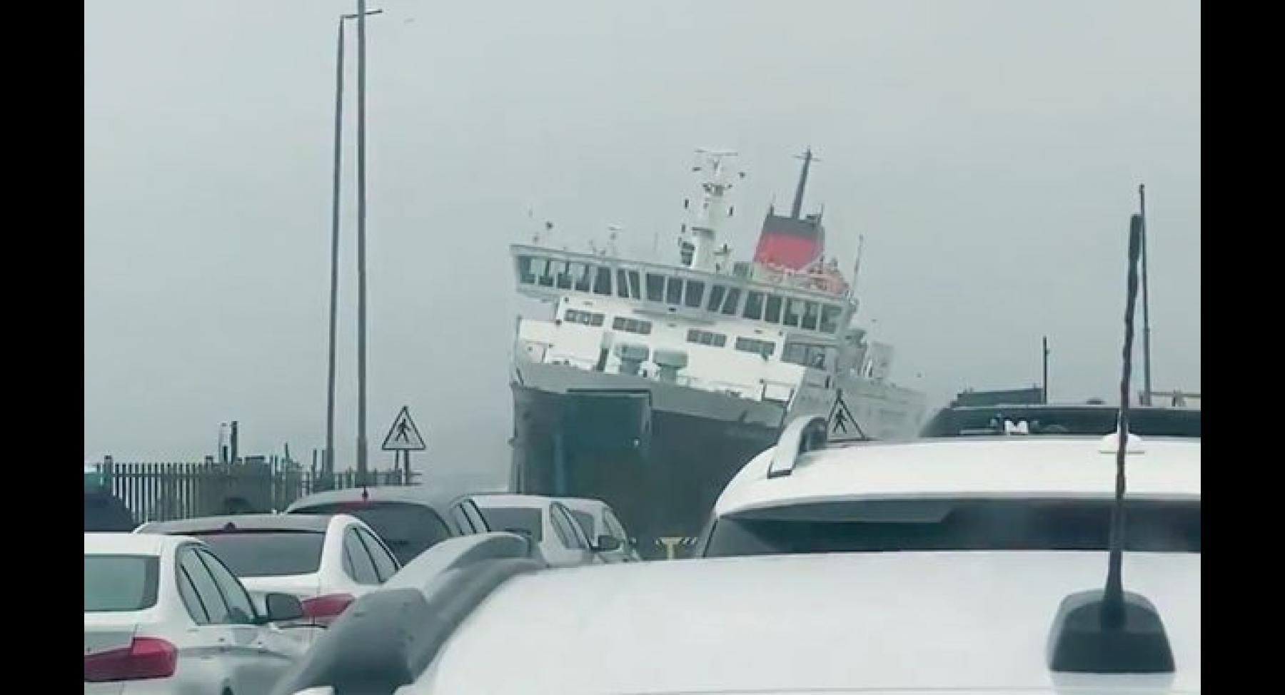 Viral: Τεράστιο φέρι παλεύει να δέσει σε λιμάνι της Σκωτίας (vid)