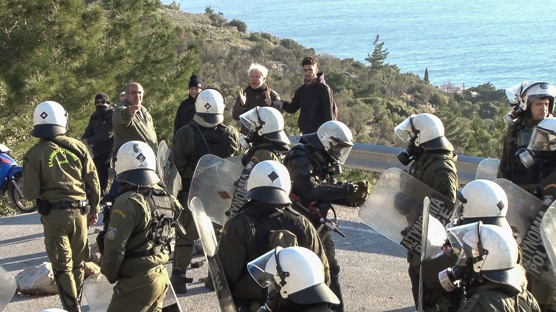 Χίος: Χαμός! Οργισμένοι κάτοικοι μπούκαραν στο ξενοδοχείο των ΜΑΤ και τους ξυλοκόπησαν